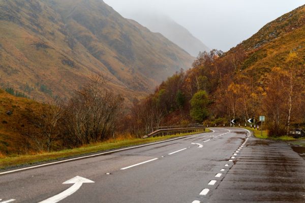 Comment organiser un road trip à travers les Highlands écossais : itinéraires, équipements et conseils ?