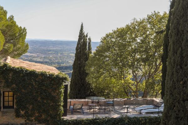 Où louer une maison de vacances en Provence avec des ateliers de cuisine et des visites de marchés locaux?