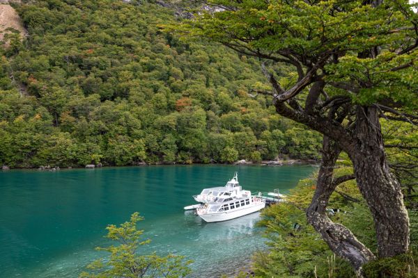 Quels sont les critères pour choisir une location de vacances en Patagonie avec des excursions en bateau et des randonnées guidées?